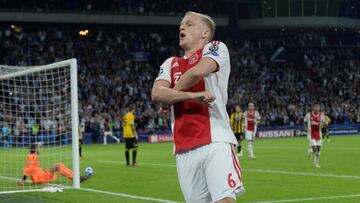 Soccer Football - Champions League - Group Stage - Group E - Ajax Amsterdam v AEK Athens - Johan Cruijff Arena, Amsterdam, Netherlands - September 19, 2018  Ajax&#039;s Donny van de Beek celebrates scoring their second goal   REUTERS/Toussaint Kluiters