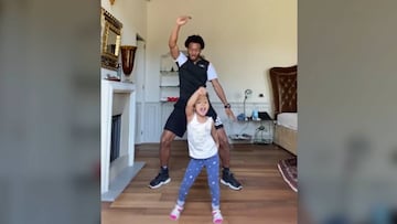 Cuadrado responde el reto de Yerry Mina al ritmo de su hija