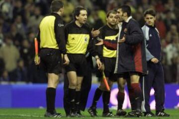 3-3-2001. Losantos Omar anuló un gol a Rivaldo por fuera de juego de Kluivert que hubiera puesto el 2-3 en el marcador. Guardiola lideró la protesta colectiva.