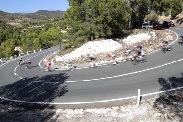 Los integrantes de la escapada del día en la séptima jornada de La Vuelta 2021 apenas pueden ser capturados por el objetivo debido a su velocidad en el descenso de Benilloba, puerto de tercera categoría pasado Alcoi. Gracias al ritmo que imprimieron, los fugados se jugaron la victoria en el Balcón de Alicante y ganó Michael Storer, del DSM.