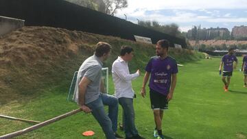 Míchel Herrero charla con Braulio Vázquez y Carlos Suárez tras su primer entrenamiento.