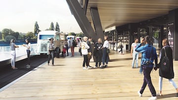 El estadio está situado a orillas del río Támesis. El dueño del Fulham, Shahid Khan, ha destinado 5 millones de libras a comprar una parte del río Támesis para que la ampliación sea viable.