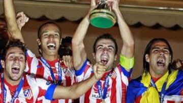 <b>CAMPEONES. </b>Gabi levanta la Copa en presencia de Falcao, Mario Suárez, Miranda y Koke en el estadio Louis II de Mónaco.