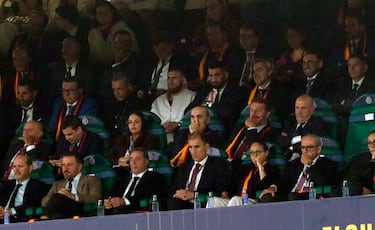 Ilia Topuria, vigente campeón del mundo de peso ligero de la UFC, en el palco del estadio Martínez Valero.