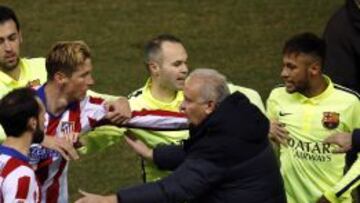 En la Copa. Fernando Torres fue a buscar a Neymar nada más se llegó al descanso en el partido de Copa del año pasado.