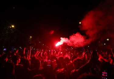 Los seguidores del PSG se congregaron en masa en el centro de París tras la victoria por 5-0 ante el Inter. Las celebraciones incluyeron fuegos, bengalas y banderas.