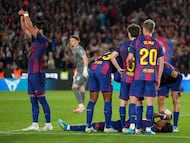 1-0. Lamine Yamal lanza desde los once metros con la pierna izquierda, supera a Ionut Radu, pide asistencia médica y se va al suelo nada más golpear el balón.