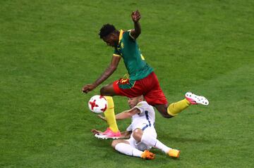 Soccer Football - Cameroon v Chile - FIFA Confederations Cup Russia 2017 - Group B - Spartak Stadium, Moscow, Russia - June 18, 2017   Chile’s Marcelo Diaz in action Cameroon’s Andre Zambo Anguissa    REUTERS/Kai Pfaffenbach