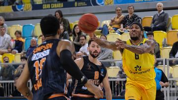 GRAFCAN4500. LAS PALMAS DE GRAN CANARIA (ESPAÑA), 18/01/2023.- Andrew Albicy (d), Trevis Simpson (i) y Nikolaos Gkikas (s), jugadores del Gran Canaria y del equipo griego Promitheas Patras, durante el partido de la undécima jornada de la Eurocopa, que ambos equipos han disputado este miércoles en el Gran Canaria Arena de Las Palmas. EFE/Ángel Medina G.