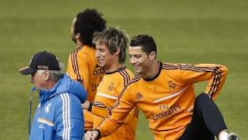 Cristiano Ronaldo, Coentrão y Marcelo junto a Carlo Ancelotti durante el entrenamiento esta mañana en la Ciudad del Real Madrid.