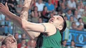 <b>ALTURA. </b>Betts superó a los pívots del Gran Canario en esta acción.