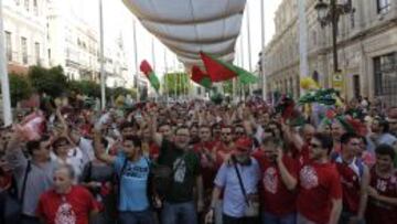 MANIFESTACIÓN. Cientos de aficionados se manifestaron ayer en la Plaza Nueva sevillana, ante el Ayuntamiento, en lucha por la salvación del Club de Baloncesto Sevilla.