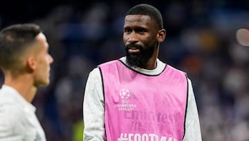 Rüdiger calienta con el Real Madrid, antes de un partido de Champions.