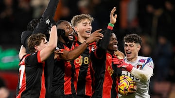 FILE PHOTO: Soccer Football - Premier League - AFC Bournemouth v Nottingham Forest - Vitality Stadium, Bournemouth, Britain - January 25, 2025 AFC Bournemouth's Antoine Semenyo, Dean Huijsen and Dango Ouattara celebrate after the match REUTERS/Tony O Brien EDITORIAL USE ONLY. NO USE WITH UNAUTHORIZED AUDIO, VIDEO, DATA, FIXTURE LISTS, CLUB/LEAGUE LOGOS OR 'LIVE' SERVICES. ONLINE IN-MATCH USE LIMITED TO 120 IMAGES, NO VIDEO EMULATION. NO USE IN BETTING, GAMES OR SINGLE CLUB/LEAGUE/PLAYER PUBLICATIONS. PLEASE CONTACT YOUR ACCOUNT REPRESENTATIVE FOR FURTHER DETAILS../File Photo