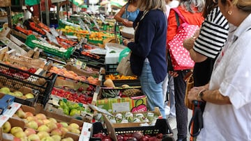 Varias personas esperan en un mercado de la Comunidad de Madrid, a 12 de junio de 2024, en Madrid (Espa?a). El Gobierno ha afirmado hoy que su intenci¨®n es prorrogar la rebaja del IVA a algunos alimentos que finaliza el pr¨®ximo 30 de junio porque sus precios siguen siendo "altos".
12 JUNIO 2024;MADRID;GOBIERNO;IVA;ALIMENTOS
Marta Fern¨¢ndez Jara / Europa Press
12/06/2024