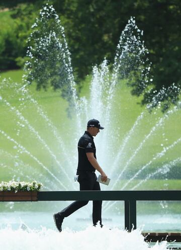 Matt Wallace de Inglaterra camina a través de un puente en el hoyo 9 durante el primer día del Abierto de Italia en Gardagolf.