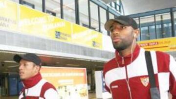 <b>SERIO Y MUDO. </b>Kanouté exhibió un semblante serio y no hizo declaraciones a su llegada a Bucarest. El culebrón de su salida del Sevilla ha escrito varios capítulos y él sólo habla en el campo.