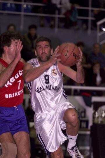 En 1990 se retiró del baloncesto.  Partido de viejas glorias en el año 2000 contra el CSKA Moscú.