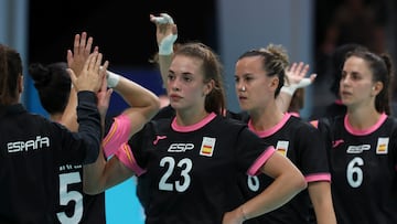 Paula Arcos, en primer plano, después del partido contra Angola.