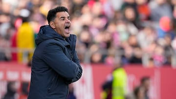 GIRONA, 01/03/2025.- El entrenador del Girona Michel da instrucciones desde la banda durante encuentro ante el Celta que disputan en el estadio Montilivi, este sábado, correspondiente a la jornada 26 de LaLiga. EFE/David Borrat