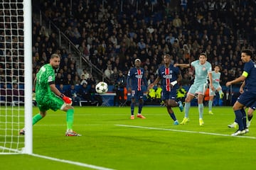 1-1. Latigazo con la derecha de Guliano Simeone que desvía Gianluigi Donnarumma, el balón le llega a Nahuel Molina que 
empalma con la derecha para superar al portero italiano.