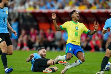 Momento en el que Nandez caza a Rodrygo.