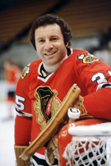 Tony Esposito, miembro del Salón de la Fama del Hockey Hielo desde 1988, murió a los 78 años a causa de un cáncer de páncreas. A lo largo de su carrera (1969-1984), Esposito jugó 886 partidos en la NHL con los equipos de Vancouver, Houston, Montreal y Chicago. Ganó el Trofeo Vezina como mejor portero en 1970, 1972 y 1974. Y también obtuvo el Trofeo Calder, al rookie de la temporada, y ostentó los récords de partidos imbatido con Chicago (74) y de victorias (418). El canadiense triunfó en la Copa Stanley de 1969 con Chicago, que apartó el número 35 tras su retirada. Por selecciones participó en la ‘Super Series’ de 1972 entre Canadá y la URSS, en la que coincidió con Rod Gilbert, también fallecido este agosto. 