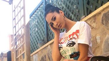 Aurah Ruiz, exconcursante de 'Mujeres y Hombres y Viceversa' y de 'Gran Hermano VIP 6' que también es conocida por haber sido novia del futbolista Jesé Rodríguez, sentada en un banco posando.