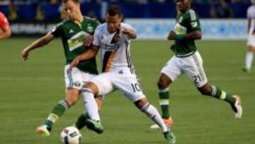 Giovani Dos Santos en el centro.