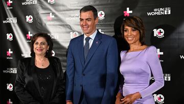 (I-D) La directora ejecutiva de ONU Mujeres, Sima Sami Bahous; el presidente del Gobierno, Pedro S¨¢nchez y la embajadora de ONU Mujeres para ?frica, Jaya Dukureh, posan tras recibir el premio ¡®He for She¡¯ de ONU Mujeres, durante la celebraci¨®n del acto 'He for She' organizado por ONU Mujeres, a 24 de septiembre de 2024, en Nueva York (Estados Unidos).
25 SEPTIEMBRE 2024;PERTE;AEROESPACIAL
Pool Moncloa/Borja Puig de la Bellacasa
24/09/2024