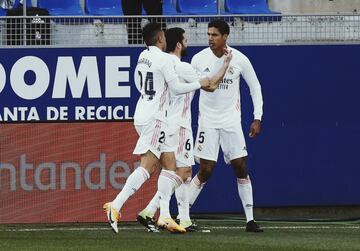 Huesca 1-2 Real Madrid | Falta lejana que cuelga Kroos al área, Casemiro remató en el segundo palo, Álvaro desvío el balón, pero el rechace le cayó a Varane que remató a placer para adelantar al Real Madrid. 