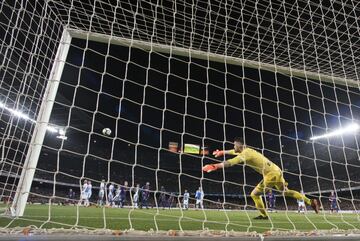 1-0. Messi marcó el primer gol en un lanzamiento de falta directa.