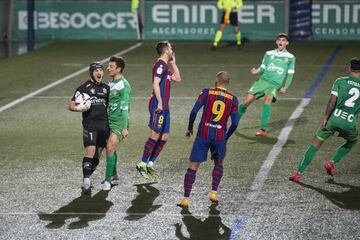 ¡¡FALLA PJANIC EL PENALTI!! ¡El azulgrana lanzó desde los once metros y Ramón adivinó el lado del lanzamiento y desvió el balón!