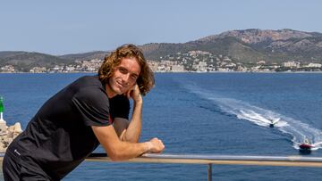Stefanos Tsitsipas posa en la Costa de Santa Pon?a, en Mallorca.