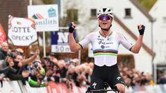 La ciclista belga Lotte Kopecky celebra su victoria en la Nokere Koerse femenina 2024.