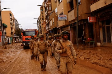 Miembros del ejército, colaboran en la limpieza de las calles de  Massanassa, cerca de Valencia.