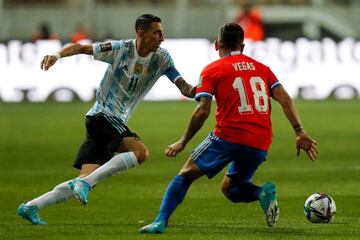 Sebastián Vegas persigue a Ángel DI María para quitarle el balón