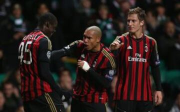 Mario Balotelli celebrando con sus compañeros Nigel de Jong y Valter Birsa  después de marcar el 0-3 para el Milan