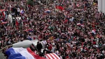 Los paraguayos salen a las plazas para celebrar un pase histórico