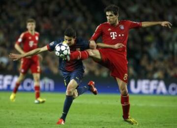 Javi Martínez corta un balón a Marc Bartra.