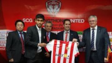 Teerasil, durante la gira del Almería en Tailandia.