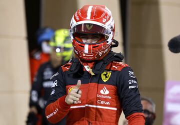 Charles Leclerc celebrando la pole en el Gran Premio de Bahréin.