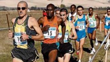 <b>ESPERANZADO. </b>Chema Martínez lidera la fila de atletas en el reciente Cross de Atapuerta.