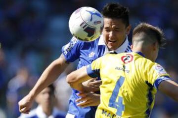 Gustavo Canales tuvo una buena tarde en el CAP. Aquí lo marca Machuca.