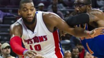 Greg Monroe se escapa de la defensa de Stoudemire.