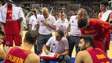 GRA324. Zaragoza, 28/07/16.- El entrenador de la selección española de baloncesto Sergio Scariolo (c), planifica una jugada contra la selección de Costa de Marfil, durante el último partido de la gira Ruta N2016, que se disputa hoy en el Pabellón Príncipe Felipe de Zaragoza. EFE/Javier Cebollada