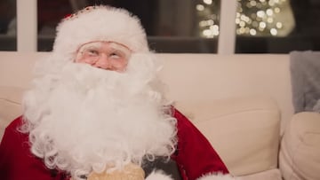 El delantero noruego recorrió las calles de Manchester vestido de Santa Claus. Visitó casas y sorprendió a familias y niños, llevando alegría en esta época de Navidad.