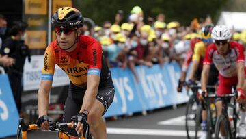 Mikel Landa cruza línea de meta.