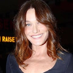 Carla Bruni se disculpa después de bromear sobre la crisis del coronavirus