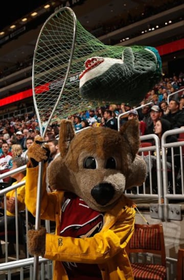 La mascota de los Arizona Coyotes durante el partido ante los San José Sharks.